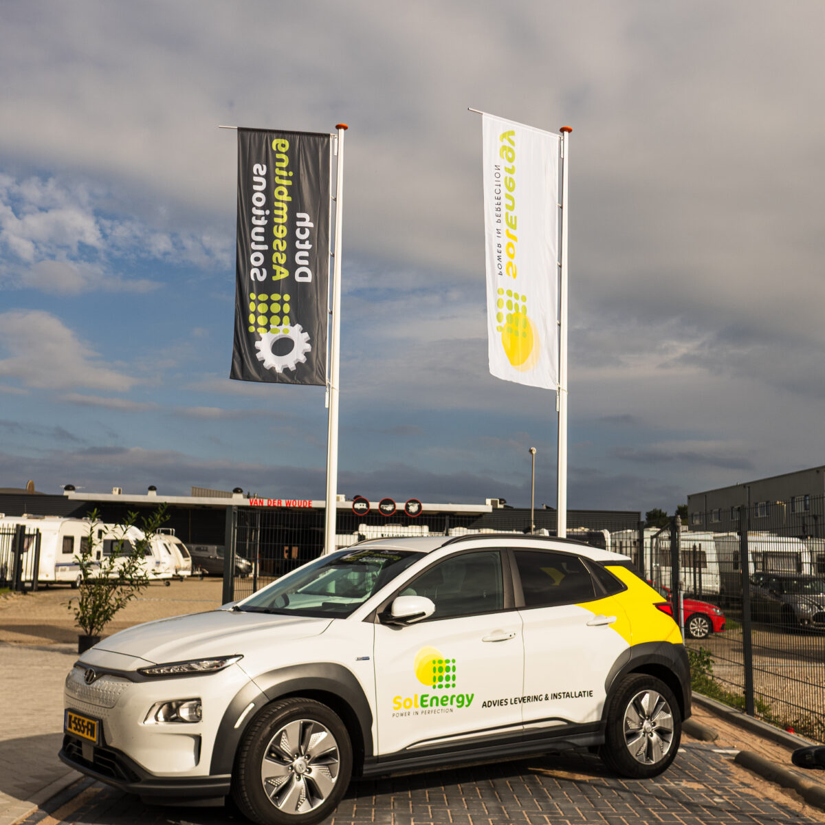 Elektrische bedrijfsauto van SolEnergy voor het pand in Enkhuizen